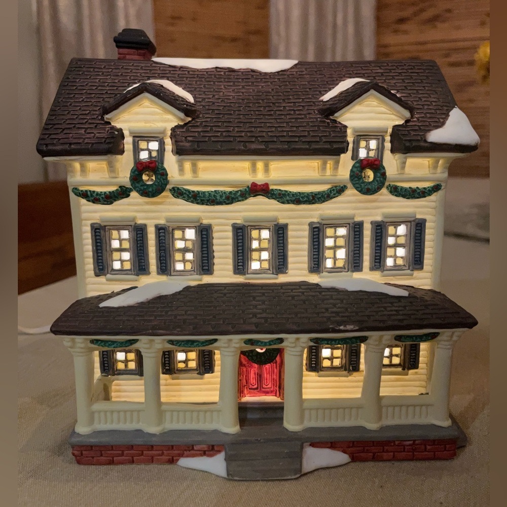 Heartland Valley Village Vintage Traditional Christmas Village House (1990s)